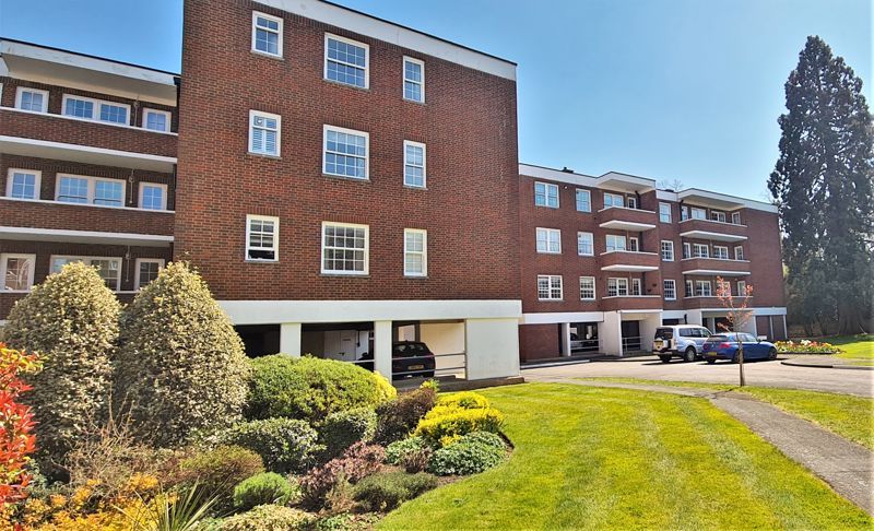 1 bed flat for sale in Bulstrode Court, Gerrards Cross SL9, £400,000