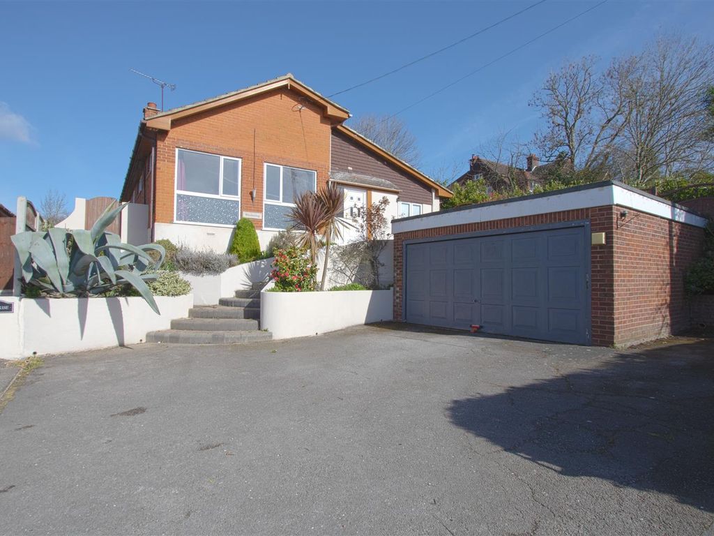 4 bed detached bungalow for sale in Crays Hill, Billericay CM11, £650,000