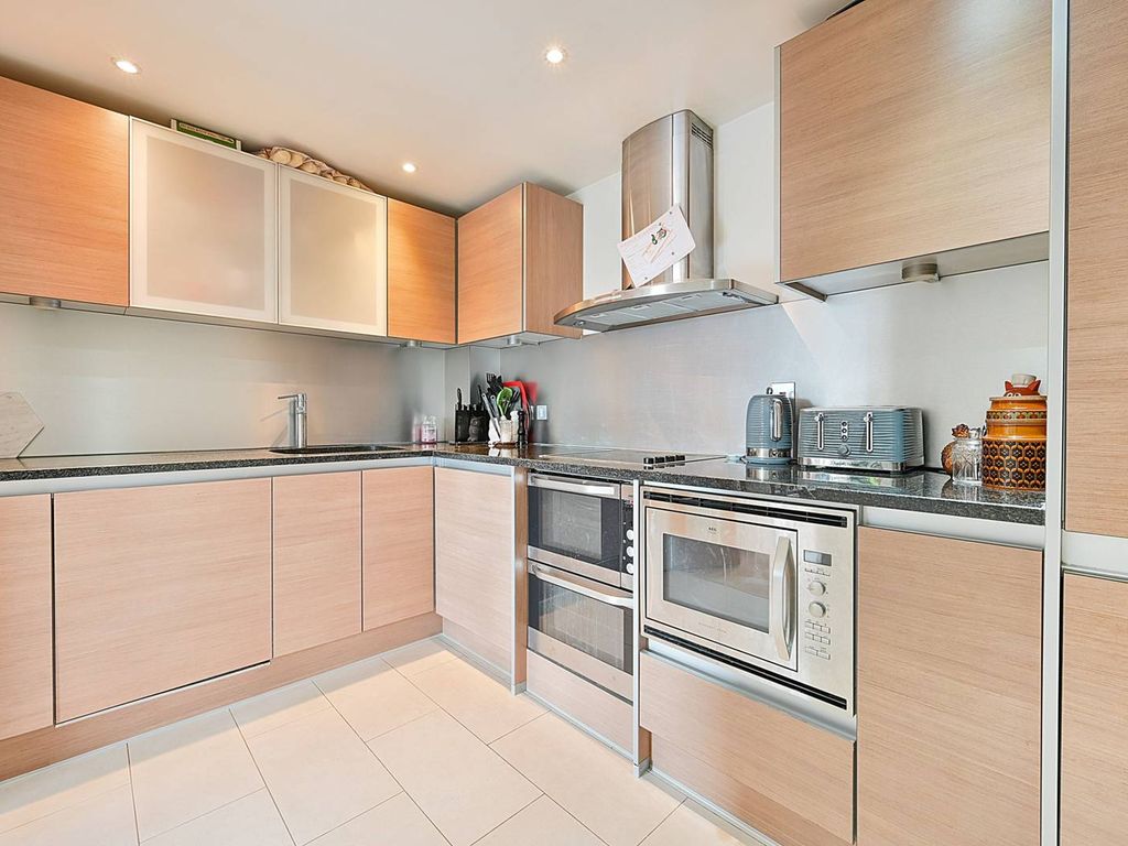 2 bed flat for sale in Durham Wharf Drive, Brentford TW8, £475,000