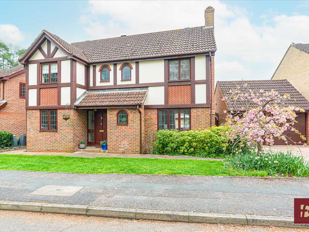 4 bed detached house for sale in The Brackens, Crowthorne RG45, £725,000
