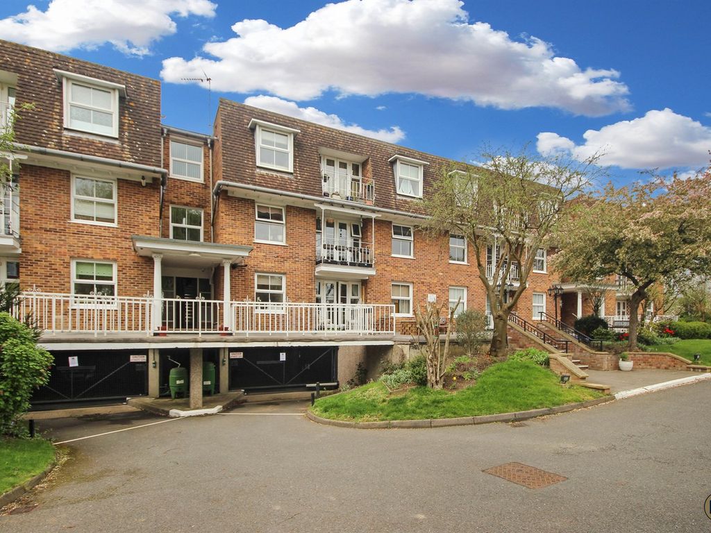 1 bed flat to rent in Mayflower Court, Ongar, Essex CM5, £1,200 pcm