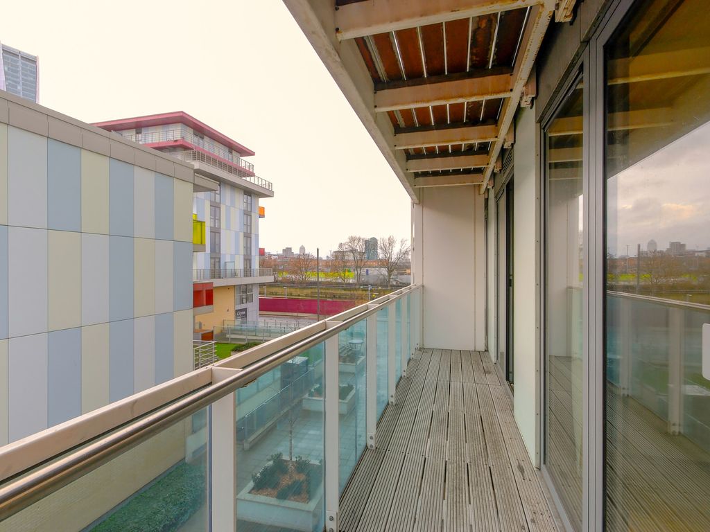 1 bed flat for sale in Icona Point, Stratford E15, £350,000