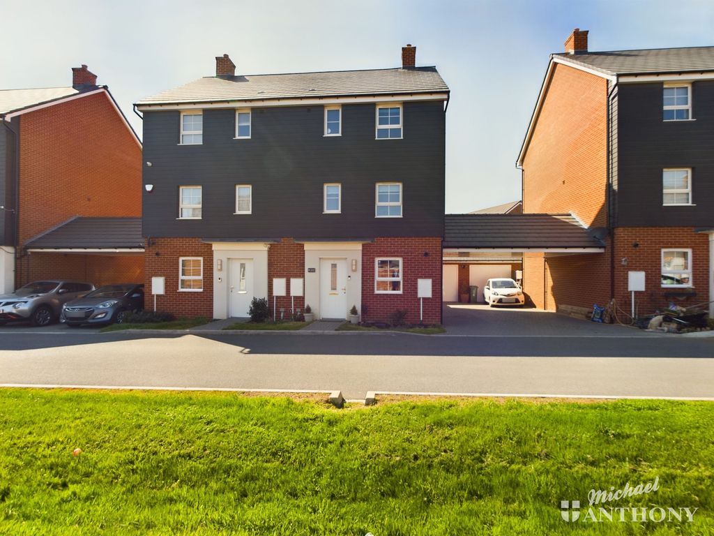 4 bed town house for sale in Teasel Street, Broughton, Aylesbury HP22, £430,000
