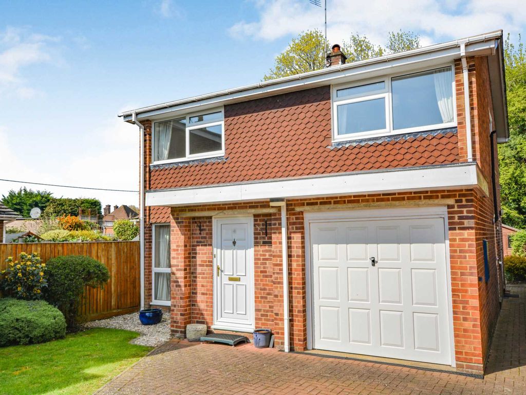 4 bed detached house for sale in Ely Close, Lincoln Park, Amersham HP7, £800,000