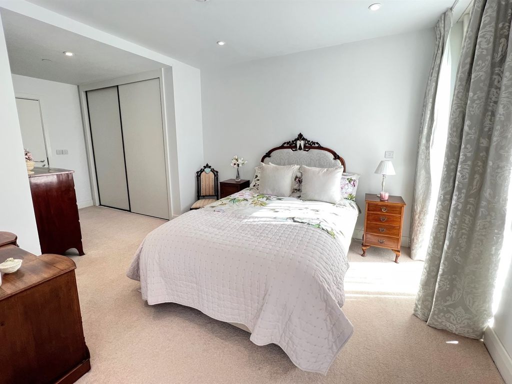2 bed flat for sale in Alderley Road, Wilmslow SK9, £650,000