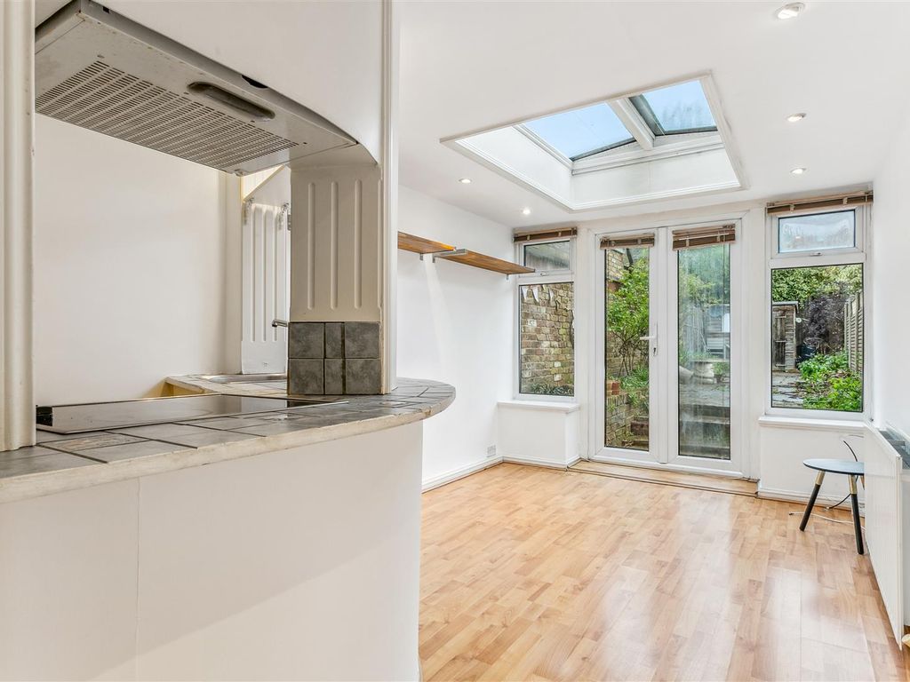 2 bed terraced house for sale in Chiswick Road, London W4, £650,000