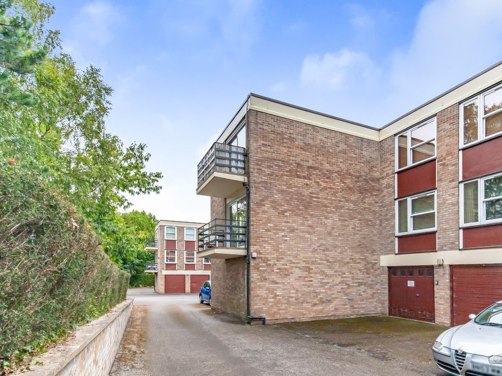 2 bed flat for sale in Park Close, Oxford OX2, £350,000