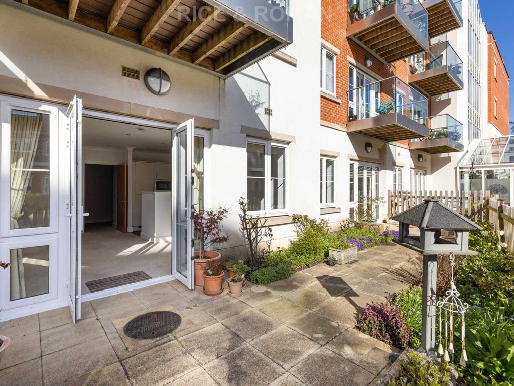 2 bed flat for sale in Lynwood Village, Ascot SL5, £585,000