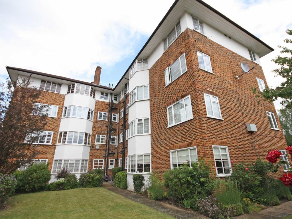 2 bed flat to rent in Hampton Road, Twickenham TW2, £1,675 pcm