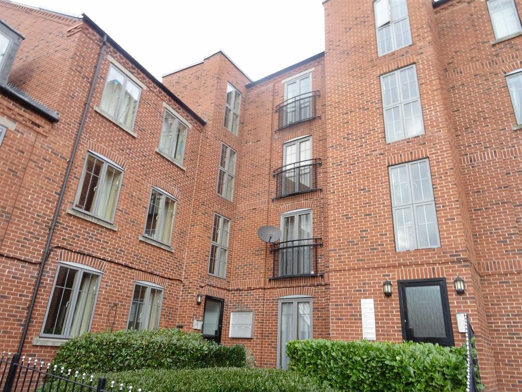 2 bed flat to rent in Trinity Lane, Hinckley LE10, £700 pcm