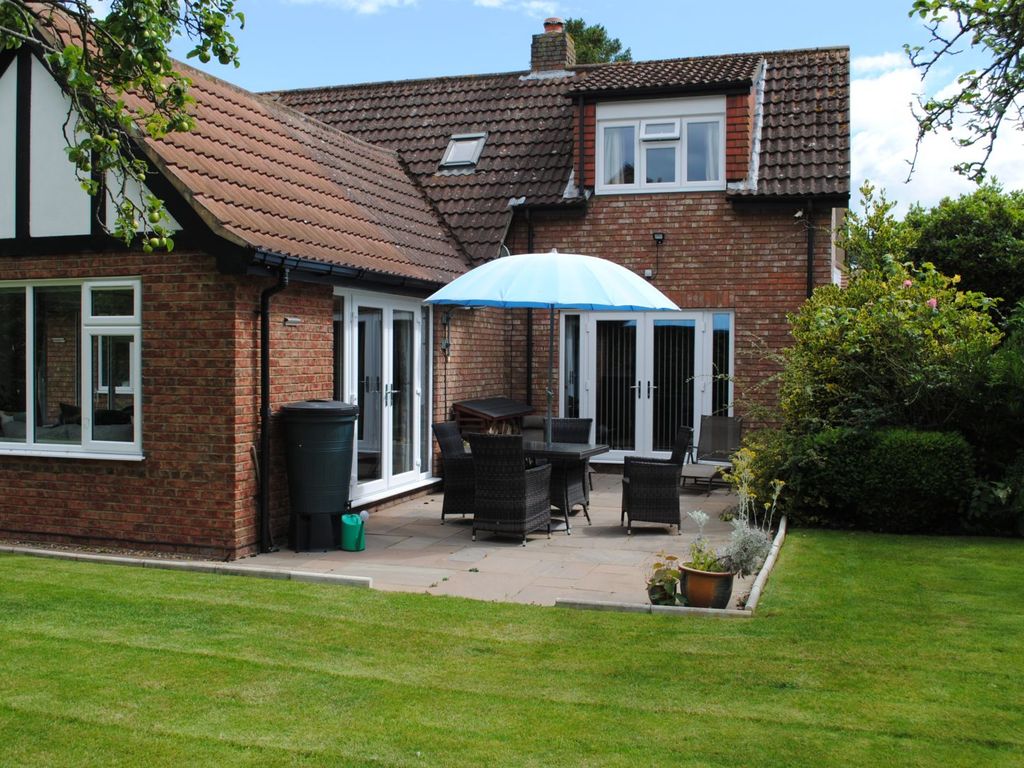 5 bed detached bungalow for sale in Humberston Avenue, Humberston Grimsby DN36, £582,000