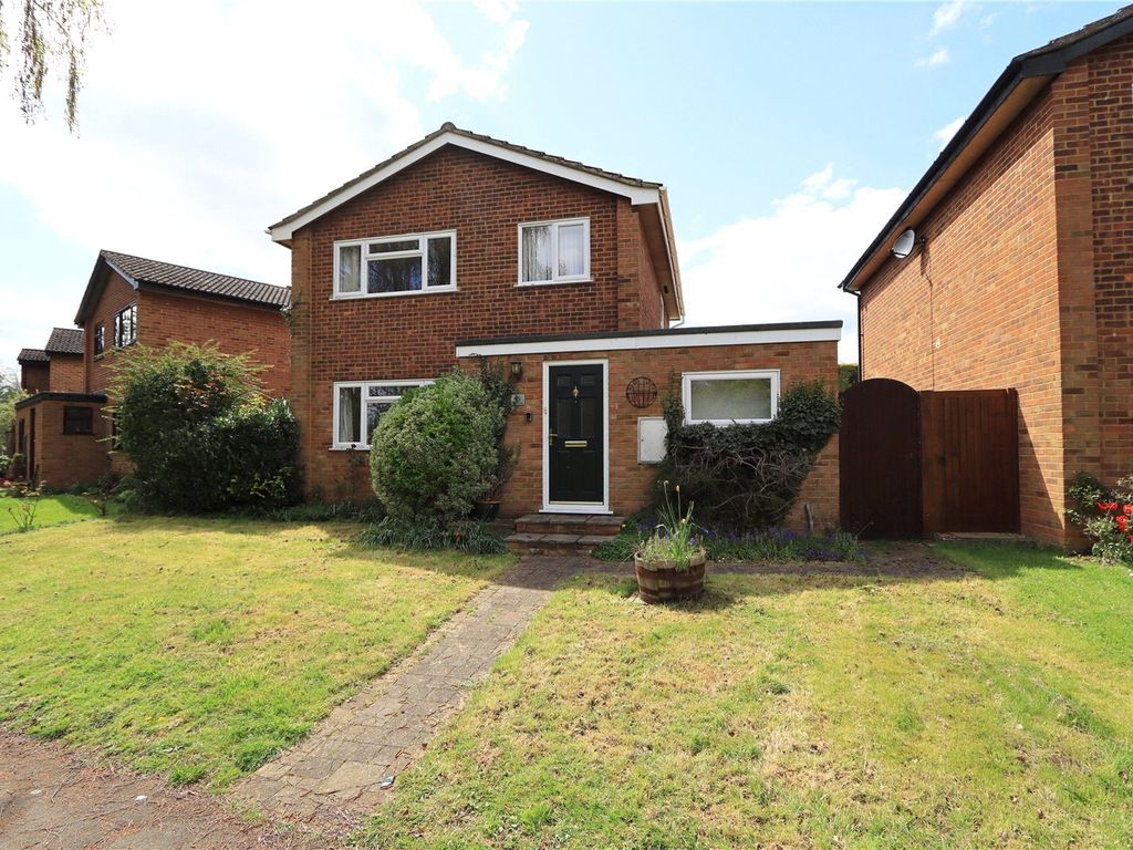 3 bed detached house for sale in Richmond Way, Newport Pagnell, Buckinghamshire MK16, £440,000