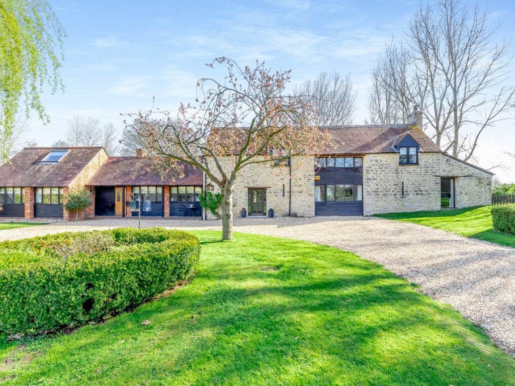 3 bed country house for sale in Leckhampstead Road, Thornborough, Buckingham Buckinghamshire MK18, £1,000,000
