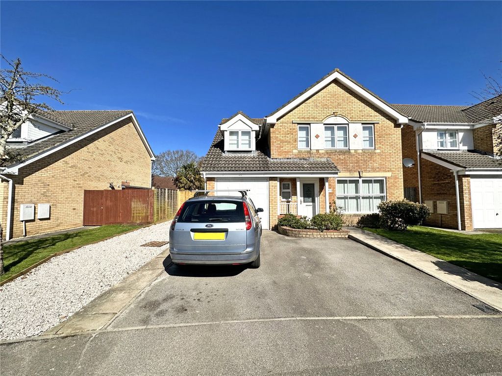 5 bed detached house for sale in Earlswood Park, New Milton, Hampshire BH25, £625,000