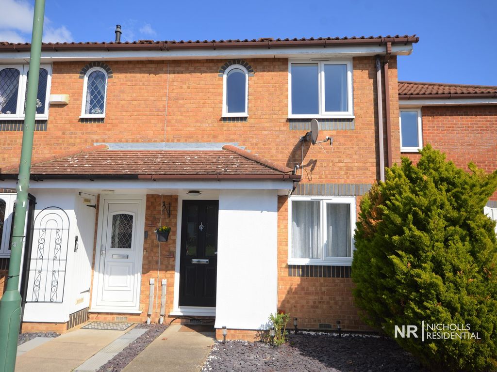 2 bed end terrace house for sale in Cotswold Way, Worcester Park, Surrey. KT4, £424,950
