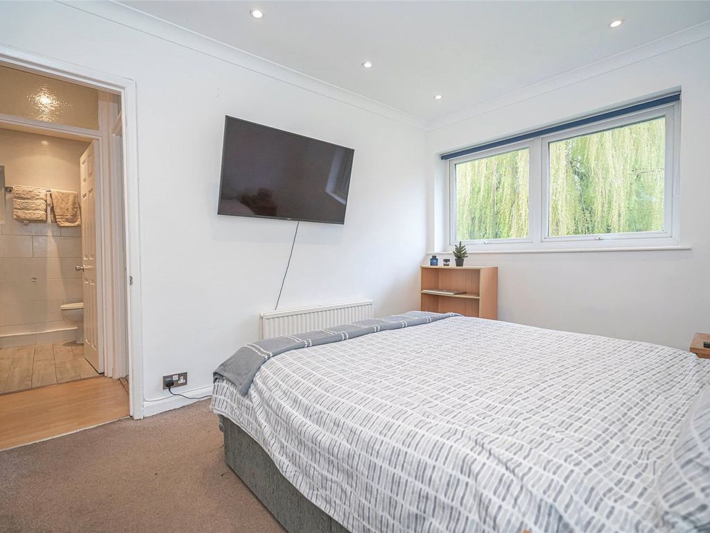 2 bed flat for sale in Alexandra Park Road, London N22, £480,000