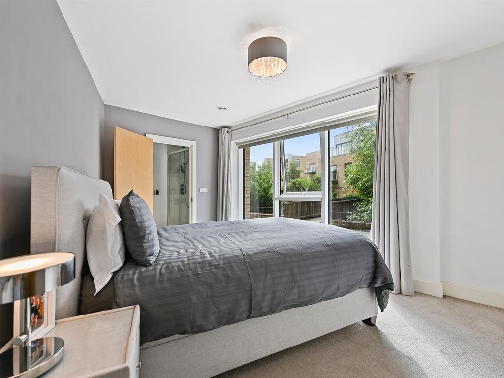 2 bed flat for sale in Nash Mills Wharf, Hemel Hempstead HP3, £340,000