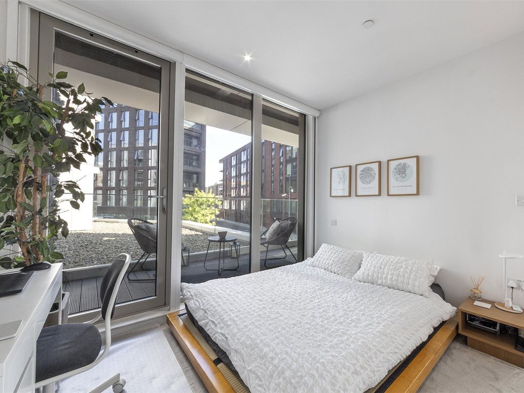 1 bed flat for sale in Liner House, 16 Admiralty Avenue, Royal Wharf E16, £435,000