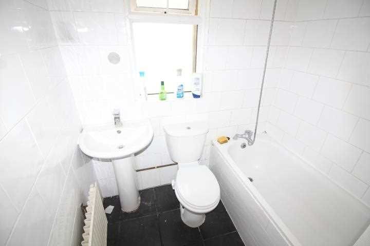 2 bed flat for sale in Katherine Road, Forest Gate E7, £260,000
