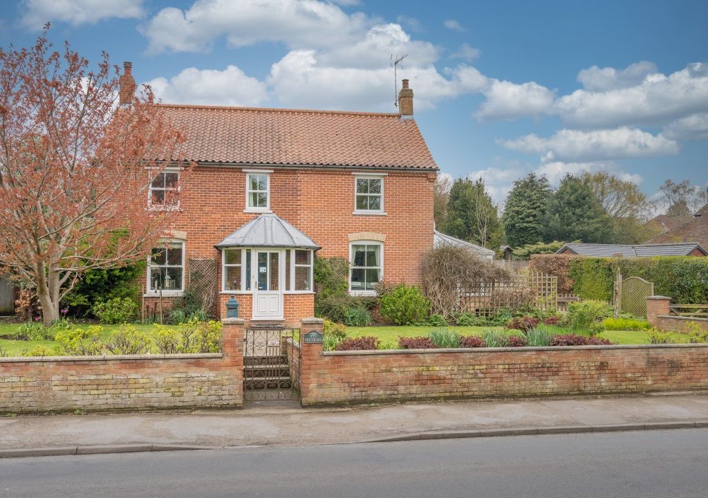 5 bed detached house for sale in Chapel Road, Roughton, Norwich NR11, £650,000