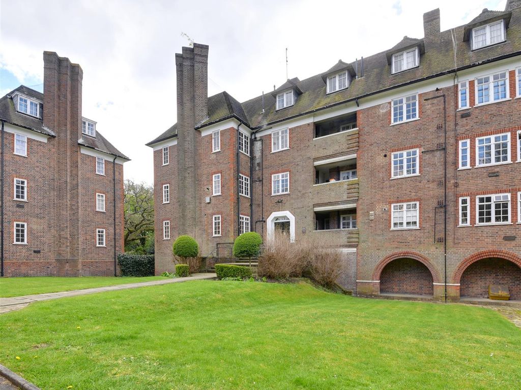 2 bed flat for sale in Lyttelton Court, Hampstead Garden Suburb N2, £475,000
