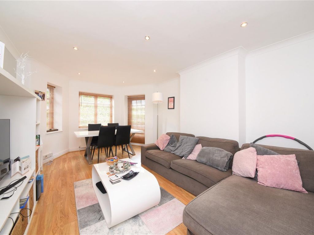 2 bed flat for sale in Lyttelton Court, Hampstead Garden Suburb N2, £475,000