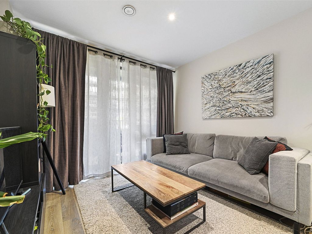 1 bed flat for sale in The Grange, London SE1, £525,000