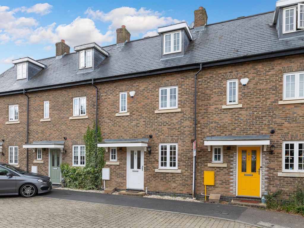 3 bed terraced house for sale in Salisbury Close, Fairfield SG5, £350,000