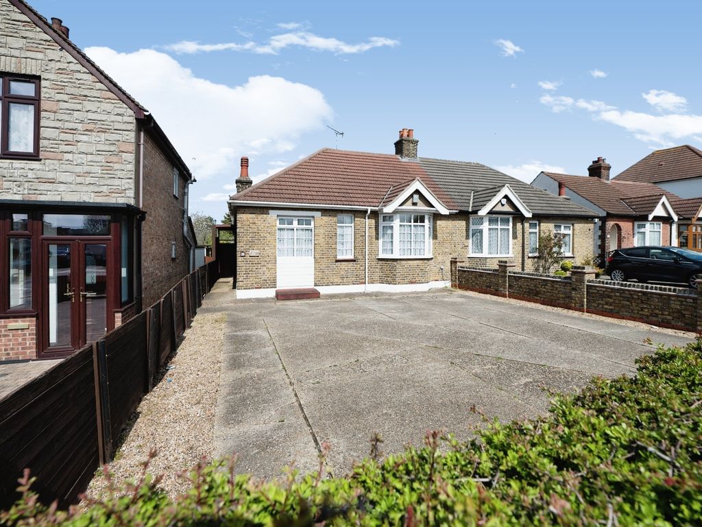 2 bed bungalow for sale in Chase Cross Road, Romford RM5, £410,000