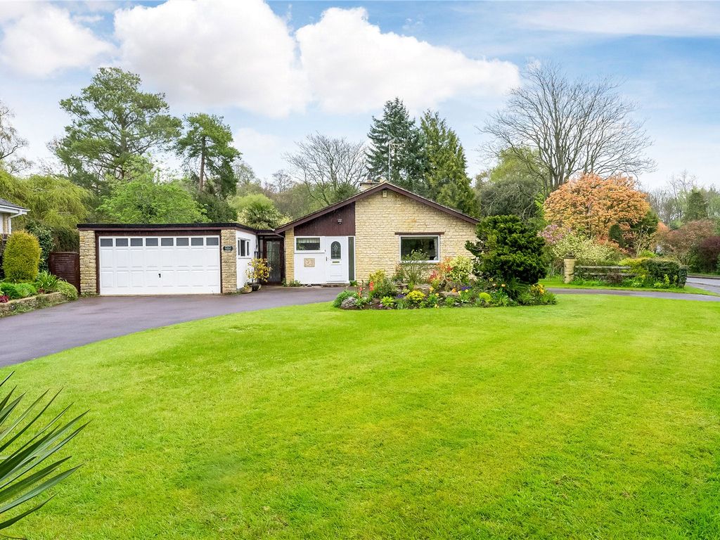 4 bed bungalow for sale in Cartwright Gardens, Aynho OX17, £680,000