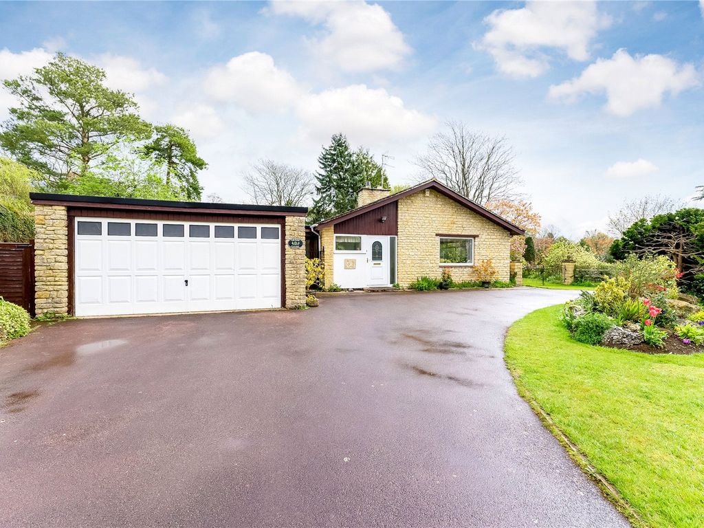 4 bed bungalow for sale in Cartwright Gardens, Aynho OX17, £680,000