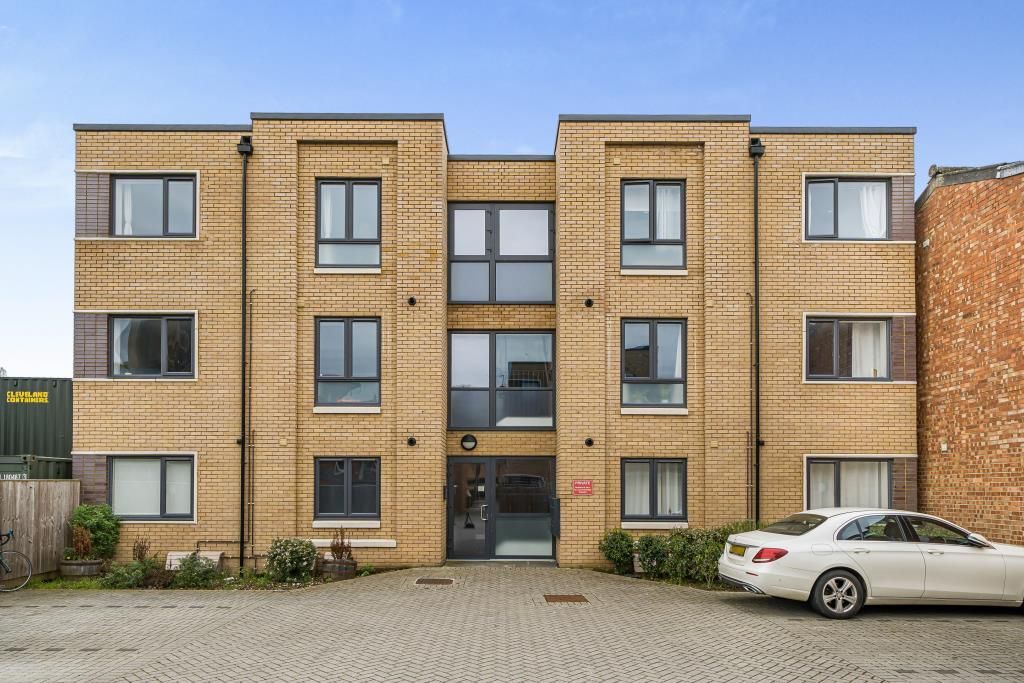 2 bed flat for sale in Botley, Oxford OX2, £425,000