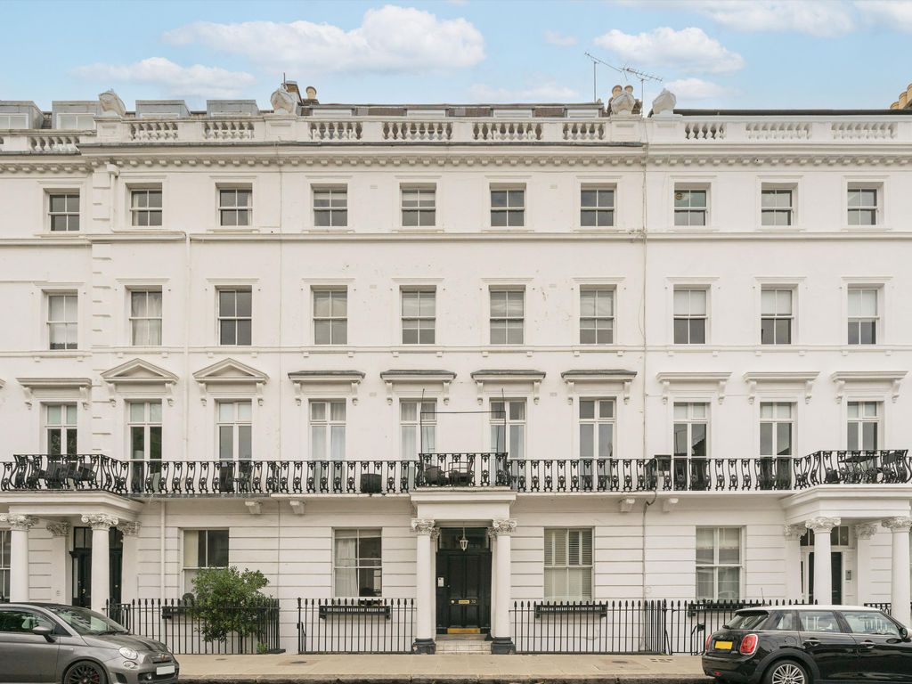 4 bed flat for sale in Oakley Street, Chelsea, London SW3, £1,795,000