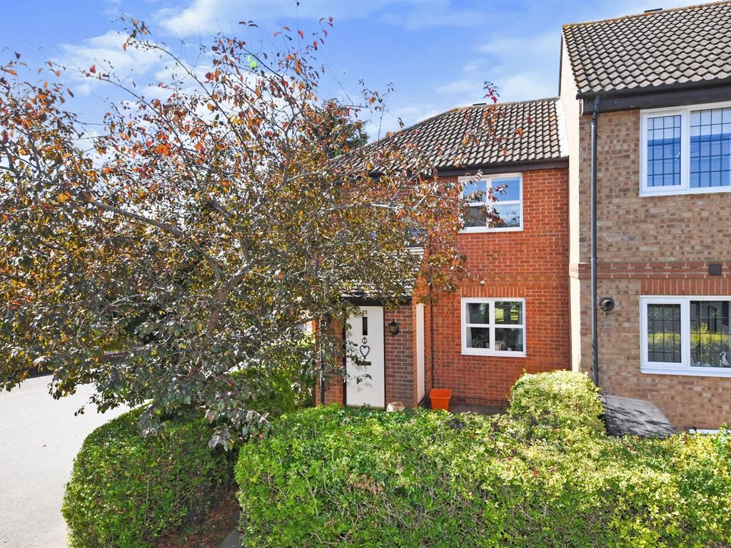 2 bed end terrace house for sale in Froden Brook, Billericay CM11, £365,000