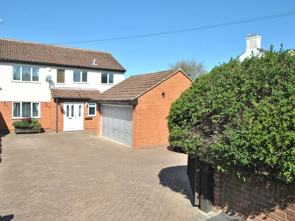 5 bed detached house for sale in Cheltenham Road, Bishops Cleeve, Cheltenham GL52, £640,000