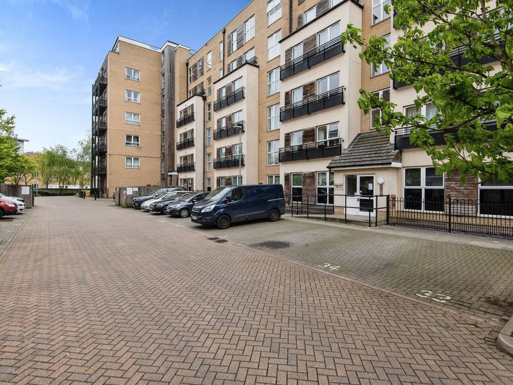 2 bed flat for sale in Lanadron Close, Isleworth TW7, £165,000