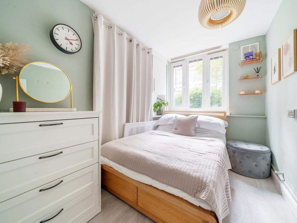 1 bed flat for sale in Skinner Street, London EC1V, £340,000