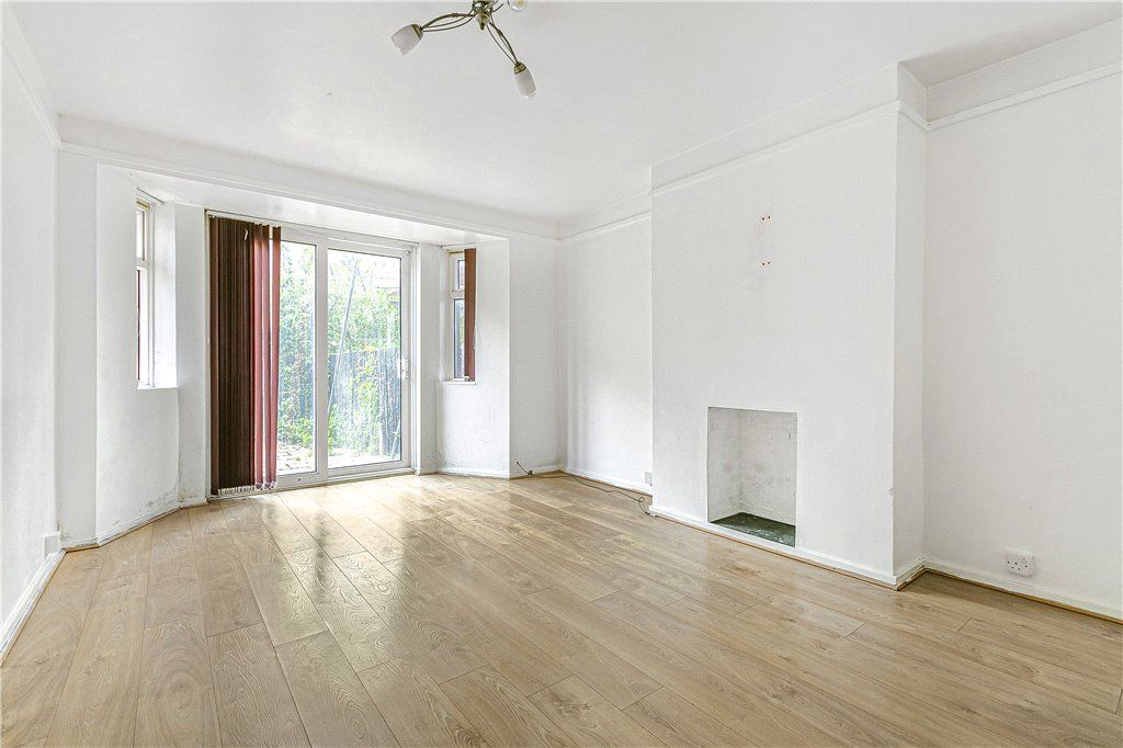 2 bed flat for sale in Vermont Road, London SW18, £360,000
