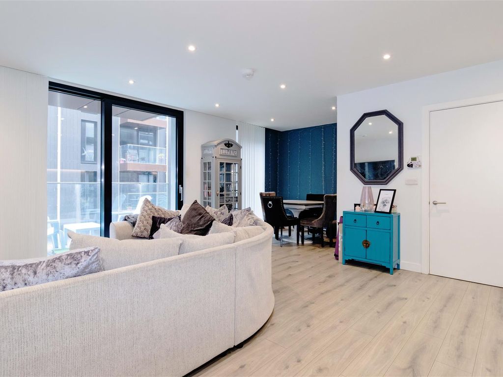2 bed flat for sale in Circus Street, Brighton BN2, £385,000
