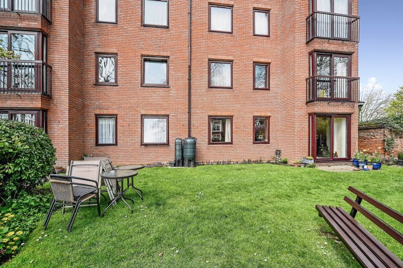 2 bed flat for sale in Aspley Court, Bedford MK40, £100,000