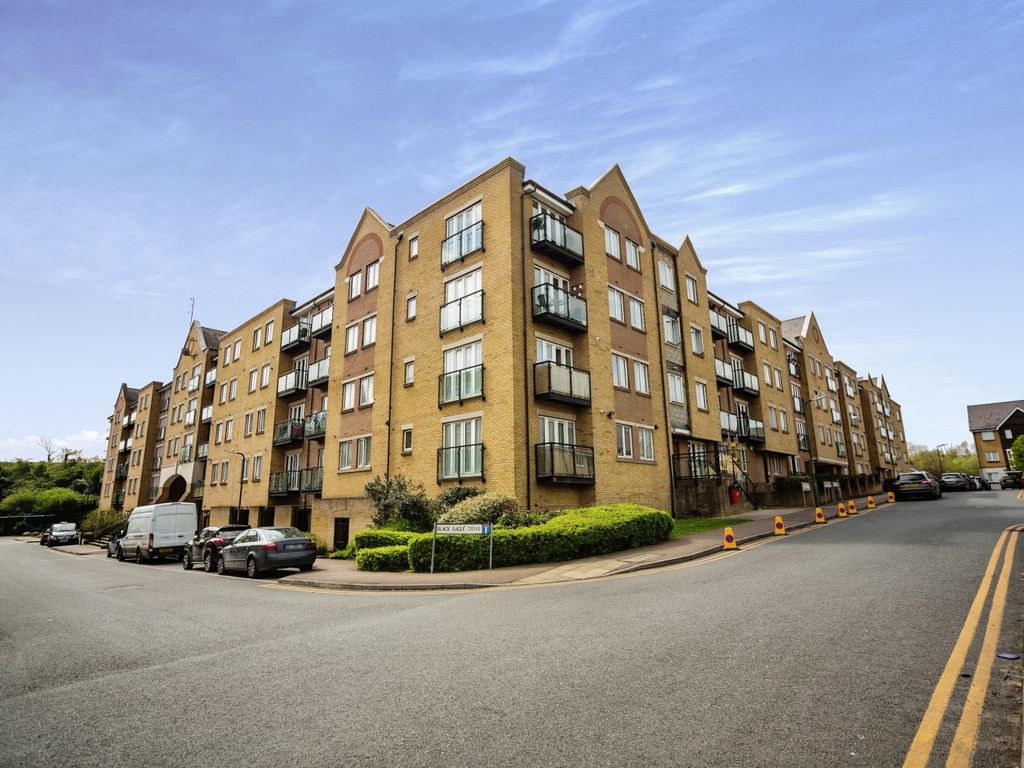 1 bed flat for sale in Black Eagle Drive, Gravesend DA11, £180,000