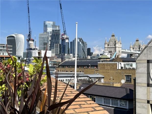 2 bed flat for sale in The Circle, Queen Elizabeth Street, London SE1, £1,200,000