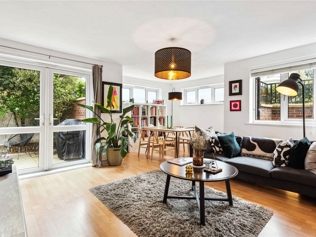 1 bed flat for sale in St. James's Drive, London SW12, £525,000