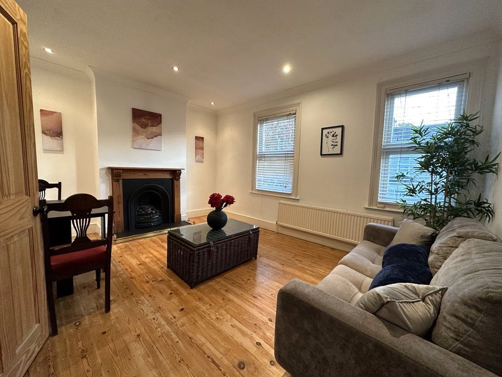 1 bed flat for sale in Benares Road, Plumstead SE18, £240,000