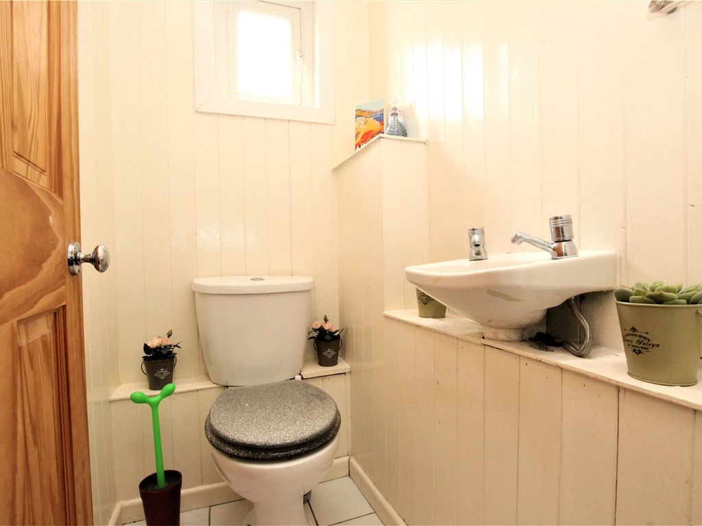 1 bed flat for sale in Benares Road, Plumstead SE18, £240,000