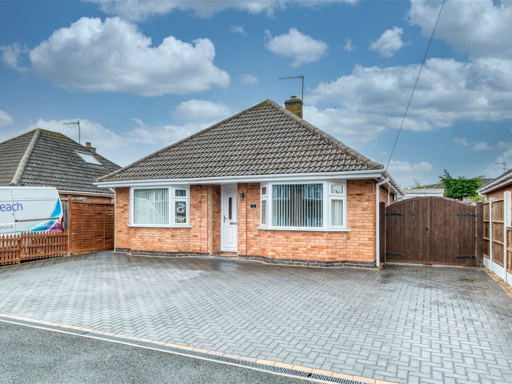 2 bed bungalow for sale in Arden Road, Worcester WR5, £325,000