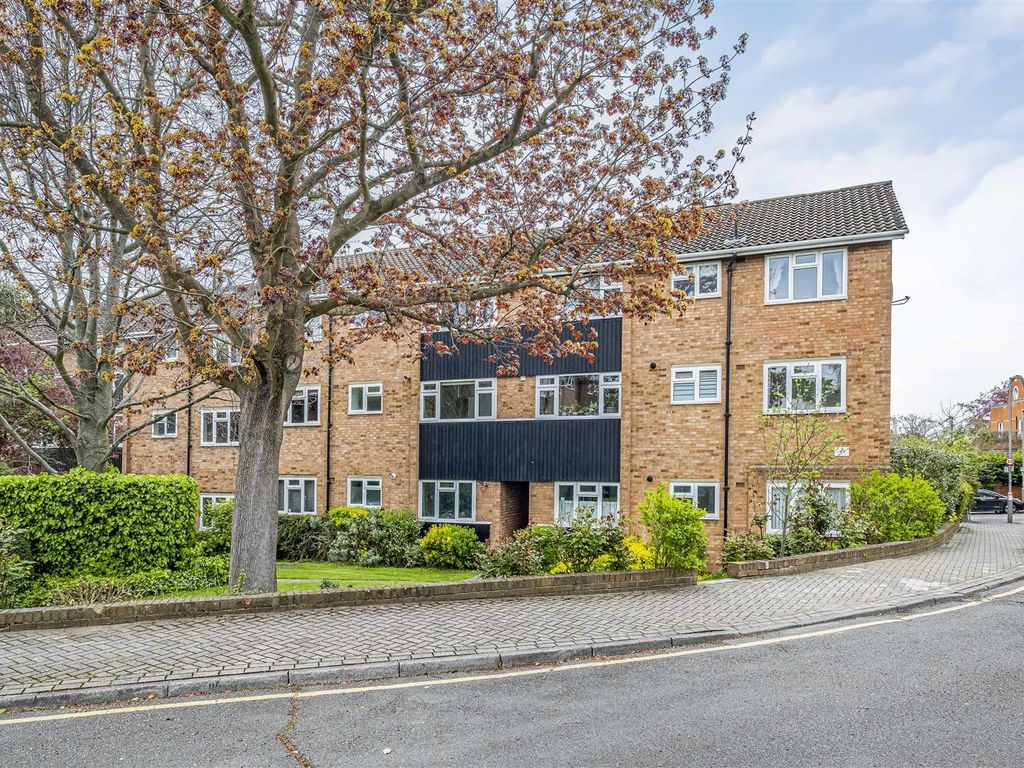 2 bed flat for sale in Vandyke Close, London SW15, £450,000