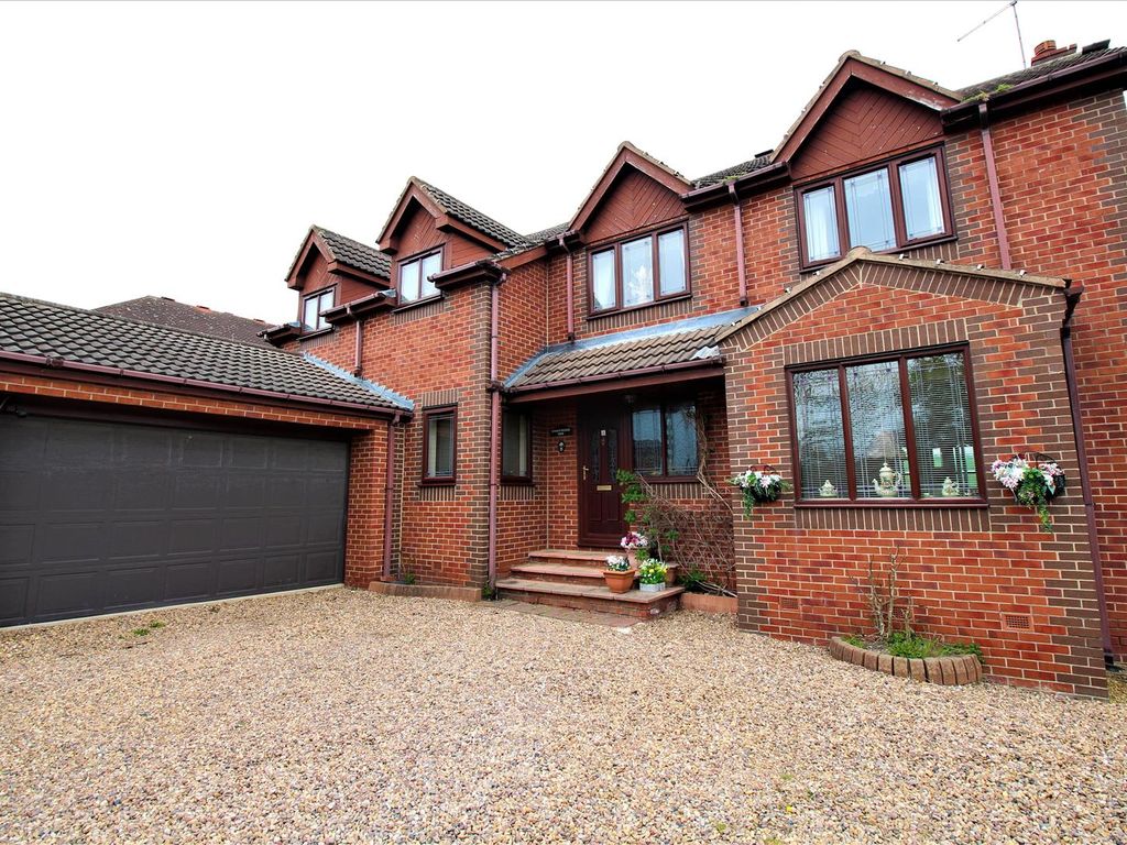 4 bed detached house for sale in Harold Croft, Rotherham S61, £475,000