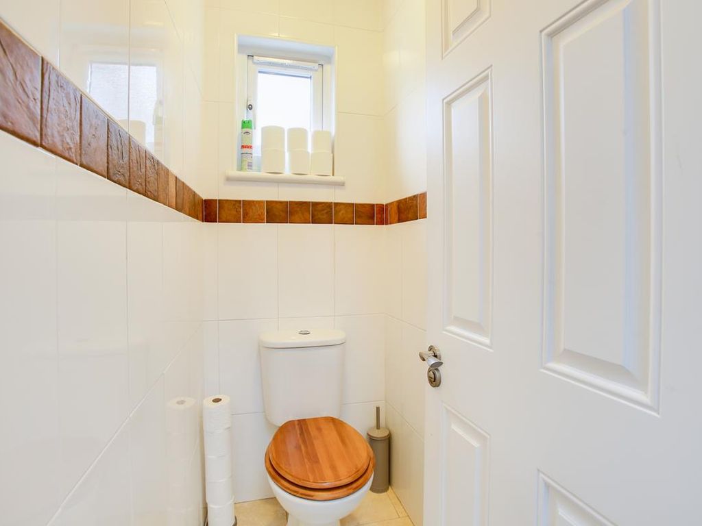 3 bed flat for sale in Whitehall Gardens, Acton W3, £625,000