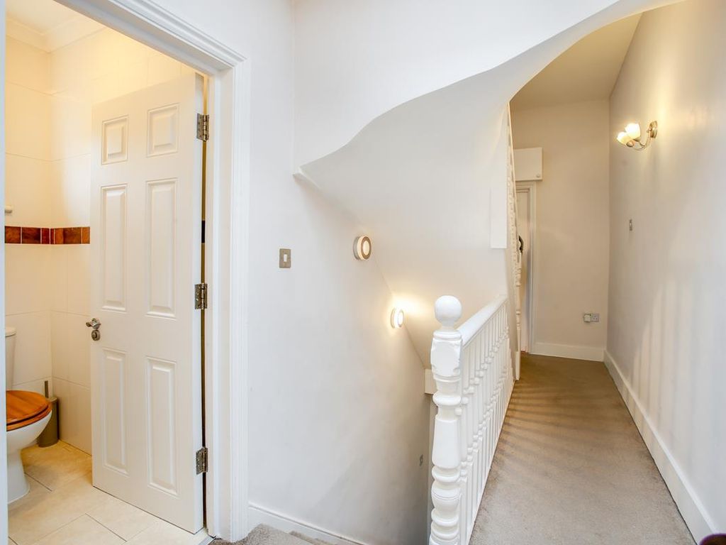 3 bed flat for sale in Whitehall Gardens, Acton W3, £625,000